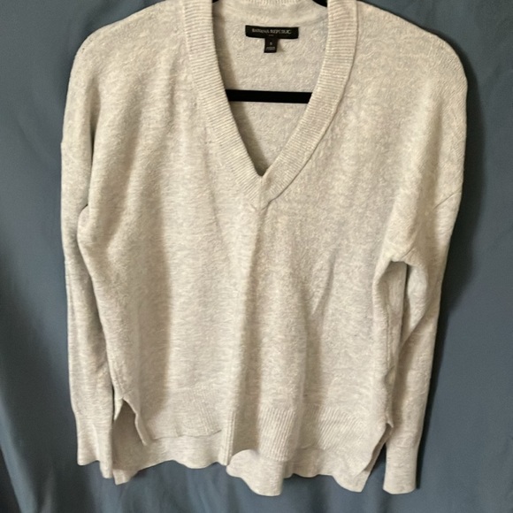 Banana Republic- Grayish/Whitish V-neck High/Low sweater- oversized- S - Picture 4 of 16